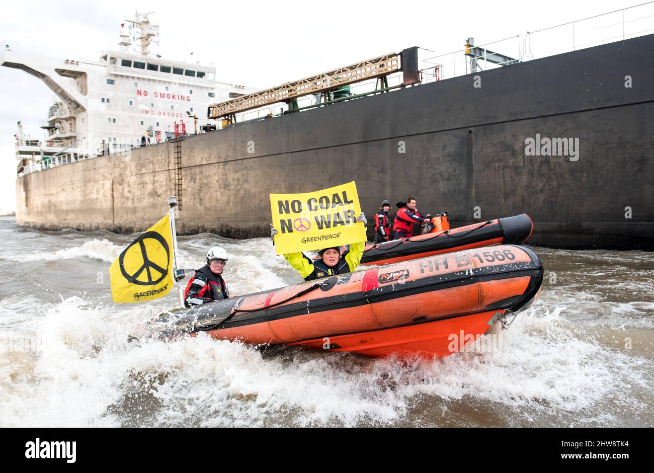 Greenpeace-Aktivisten in einem Schlauchboot Stockfotografie - Alamy