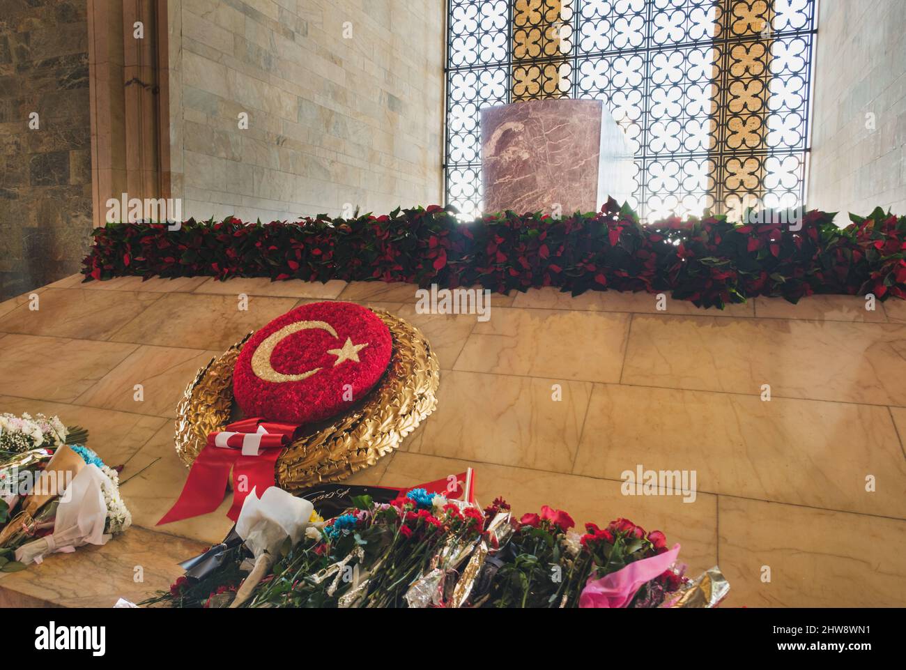 Ankara, Türkei - 10. November 2021: Atatürks Mausoleum und Kranz in Anitkabir. Redaktionelle Aufnahme in Ankara. Stockfoto
