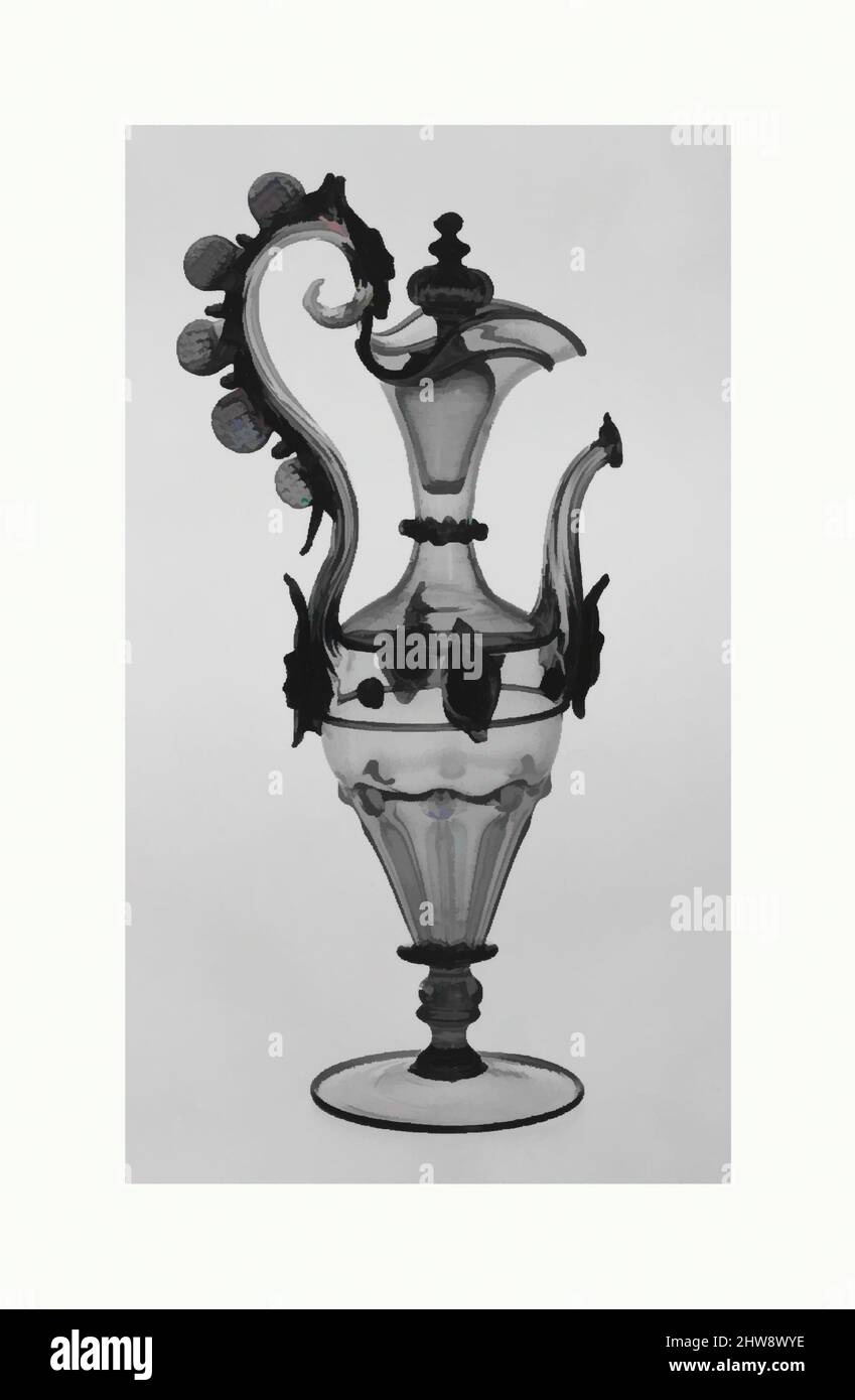 Kunst inspiriert von Cruet und Stopper, Ende des 19.. Jahrhunderts, transparentes Topas-getöntes und dunkles Amethyst-Nichtbleiglas. Geblasene, mustergeformte, gezogene, aufgetragene und eingeprägte Teile., H. mit Stopfen 23,5 cm, Glas, wahrscheinlich Antonio Salviati (Italienisch, 1816–1890, Klassische Werke, modernisiert von Artotop mit einem Schuss Moderne. Formen, Farbe und Wert, auffällige visuelle Wirkung auf Kunst. Emotionen durch Freiheit von Kunstwerken auf zeitgemäße Weise. Eine zeitlose Botschaft, die eine wild kreative neue Richtung verfolgt. Künstler, die sich dem digitalen Medium zuwenden und die Artotop NFT erschaffen Stockfoto