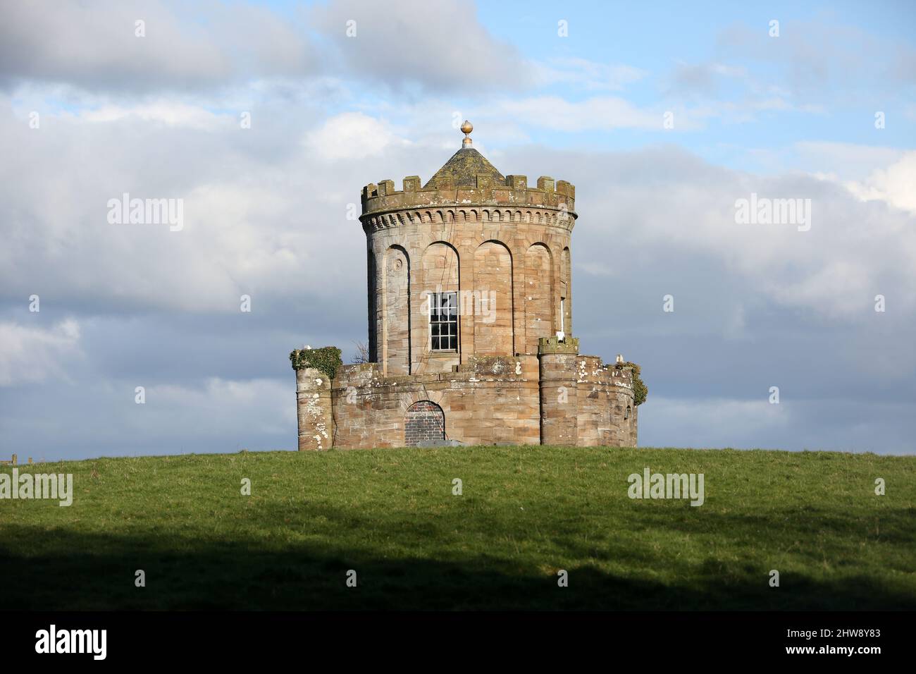 Oswald's Temple oder Teehaus, Auchincruive Estate, Ayr, Ayrshire, Schottland, VEREINIGTES KÖNIGREICH. Dies war eine Torheit, die von Robert Adam entworfen wurde. Der Name bezieht sich auf die Familie der Oswalds, die 1764 das Anwesen Auchincruive erworben haben. Der Kastellentempel oder Teehaus steht auf einem nahegelegenen Hügel und wurde 1778 fertiggestellt. Stockfoto