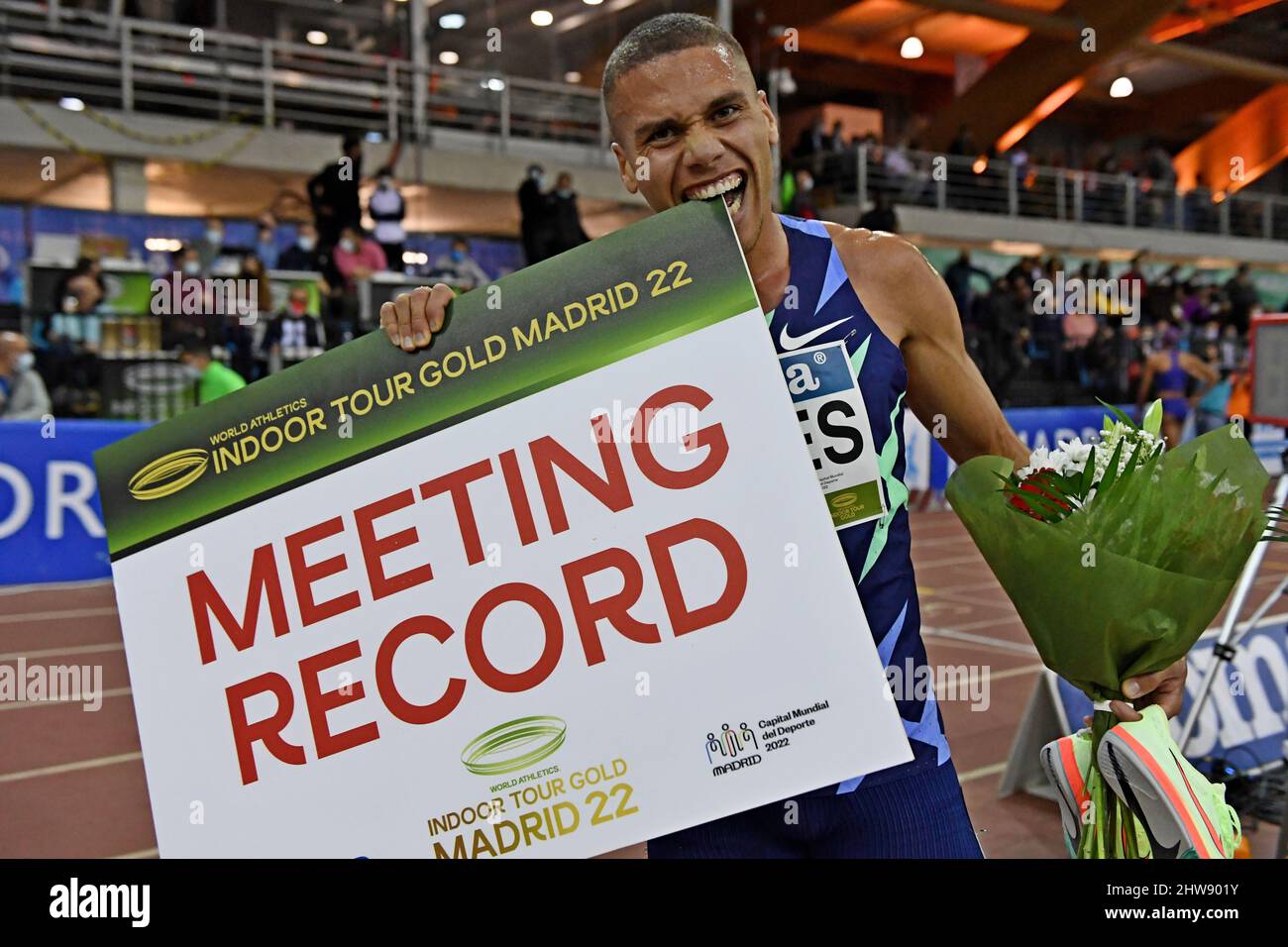 Elliot Giles (GBR) posiert nach dem Gewinn der 800m in einem Meet-Rekord von 1:45,43 während des Treffens der Villa de Madrid in der CDM Gallur Arena, Dienstag, 2. März, Stockfoto