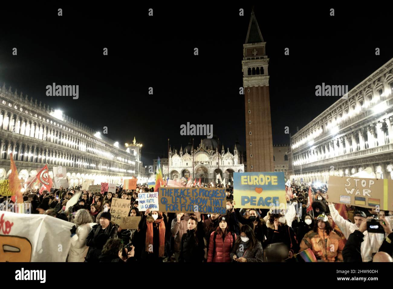 Am 2. März 2022 demonstrieren Menschen auf dem Markusplatz gegen die russische Invasion in der Ukraine in Venedig, Italien. Stockfoto