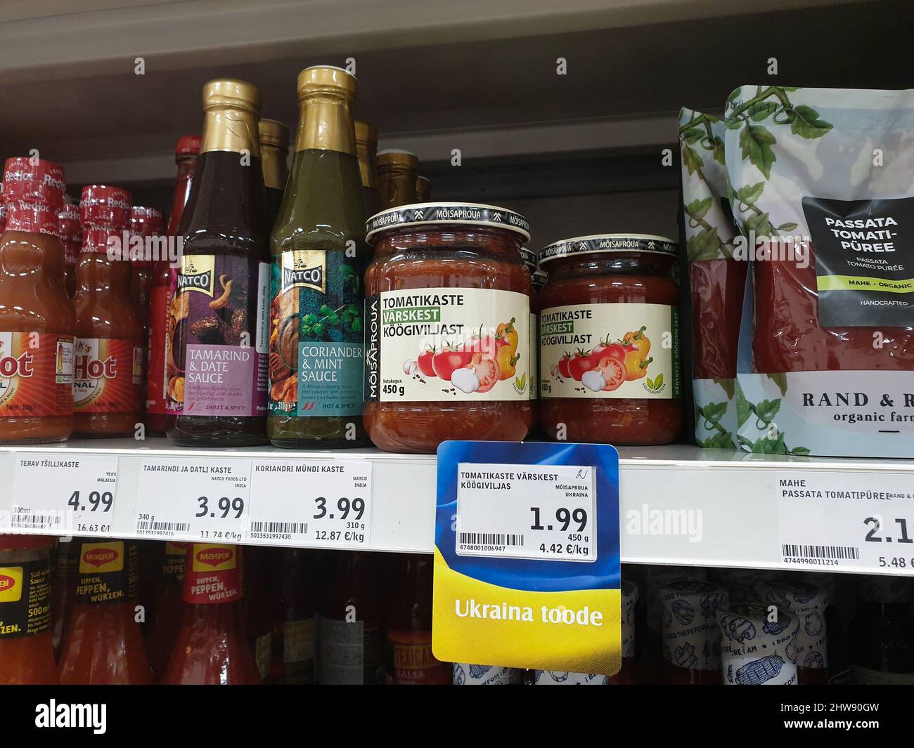 Ukrainische Produkte mit speziellen Tag im Supermarkt gekennzeichnet. Beschriftung auf dem Etikett in englischer Sprache 'Product of Ukraine'. Die Ukraine exportiert Produkte. Stockfoto