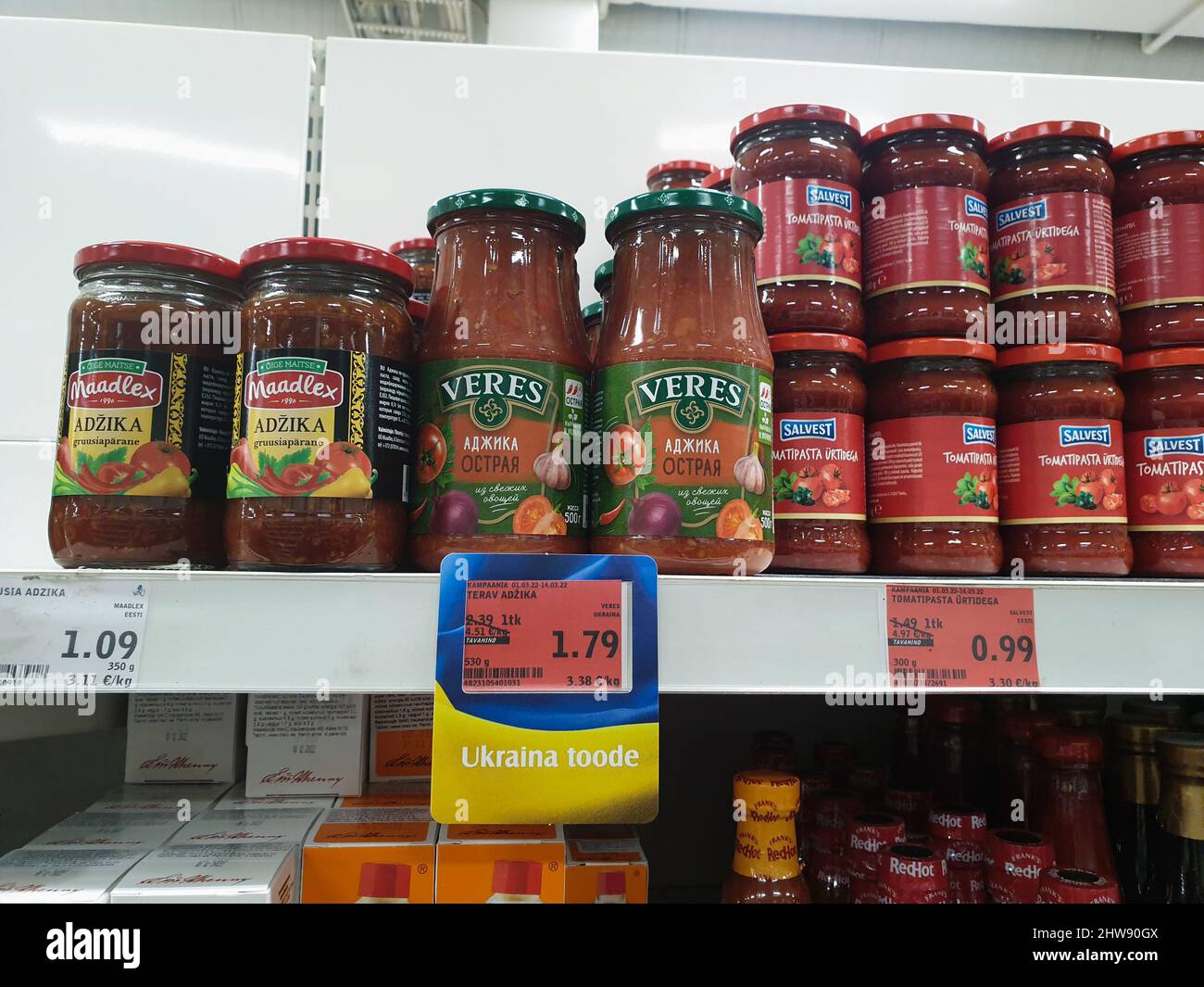 Ukrainische Produkte mit speziellen Tag im Supermarkt gekennzeichnet. Beschriftung auf dem Etikett in englischer Sprache 'Product of Ukraine'. Die Ukraine exportiert Produkte. Stockfoto