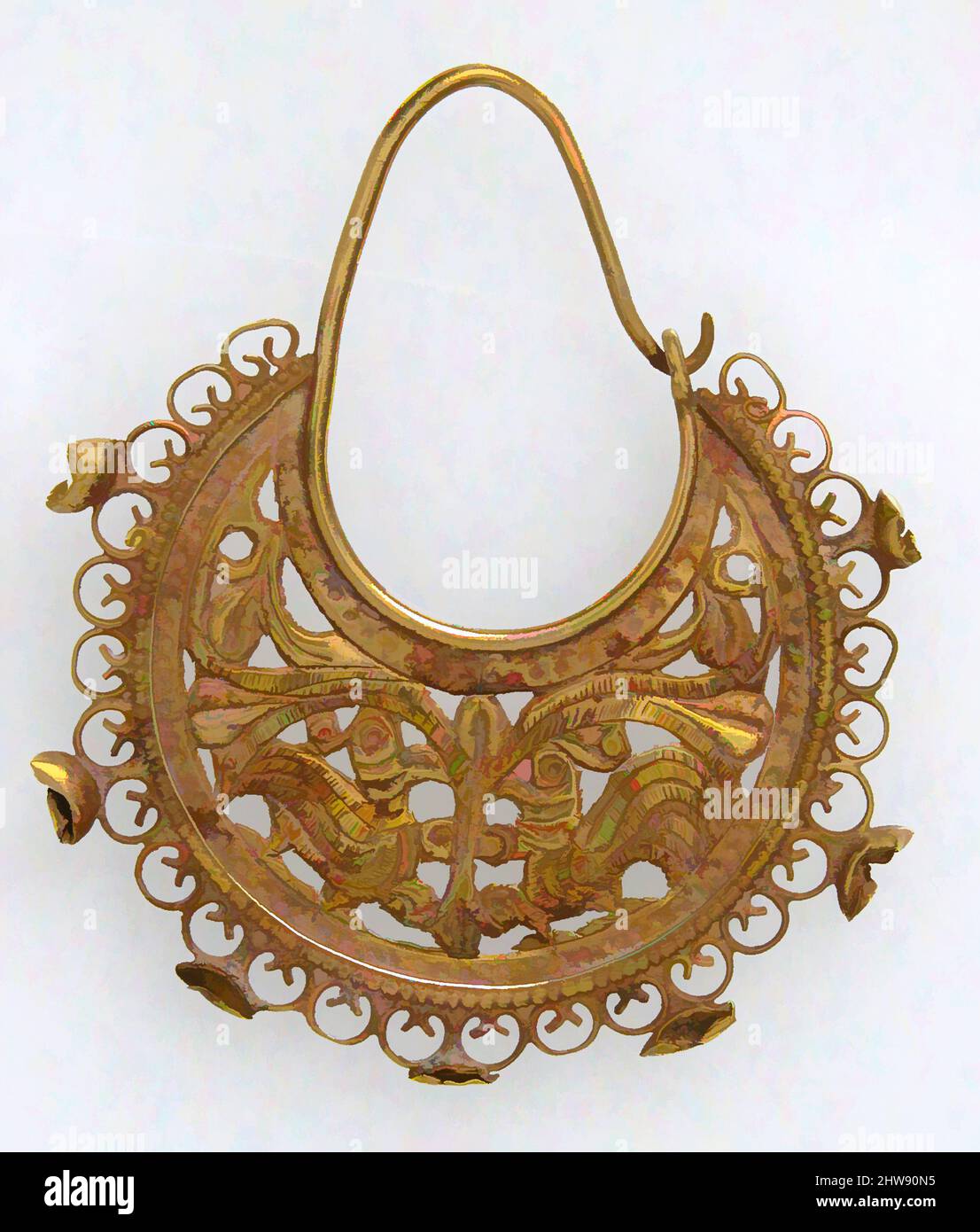 Kunst inspiriert von Gold Halbmondförmiger Ohrring mit pfauen, Ende des 6..–7.. Jahrhunderts, byzantinisch, Gold, insgesamt: 2 3/16 x 1 15/16 x 1/8 Zoll (5,5 x 4,9 x 0,3 cm), Metallwerk-Gold, Opus interrasile war eine Technik, die Goldschmiede verwendeten, um eleganten Schmuck von den 200s bis 600s, Classic Works modernisiert von Artotop mit einem Schuss Moderne. Formen, Farbe und Wert, auffällige visuelle Wirkung auf Kunst. Emotionen durch Freiheit von Kunstwerken auf zeitgemäße Weise. Eine zeitlose Botschaft, die eine wild kreative neue Richtung verfolgt. Künstler, die sich dem digitalen Medium zuwenden und die Artotop NFT erschaffen Stockfoto