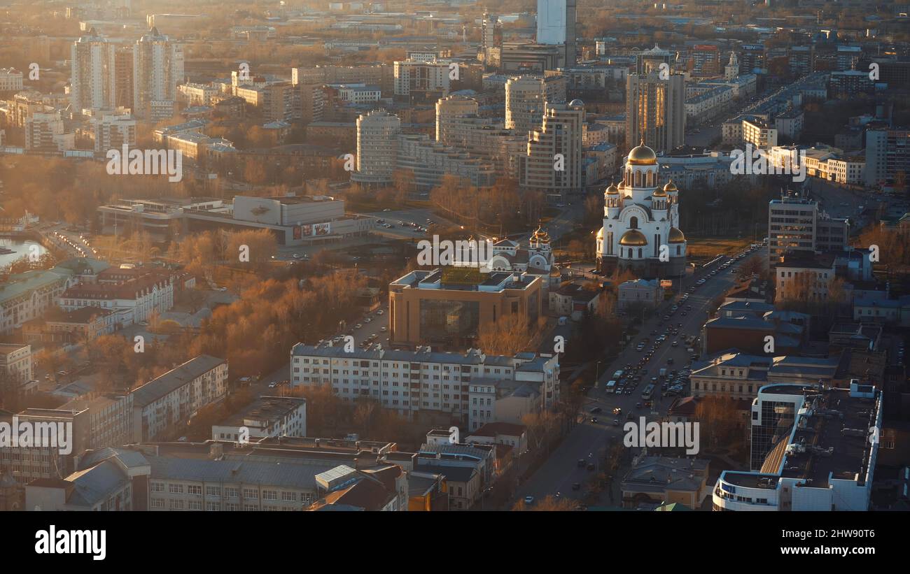 Luftaufnahme der großen russischen Stadt, Gebäude, Bäume, Straßen mit beweglichen Autos und Kirche im Sommer sonnigen Morgen. Wunderschöne Stadtlandschaft Stockfoto