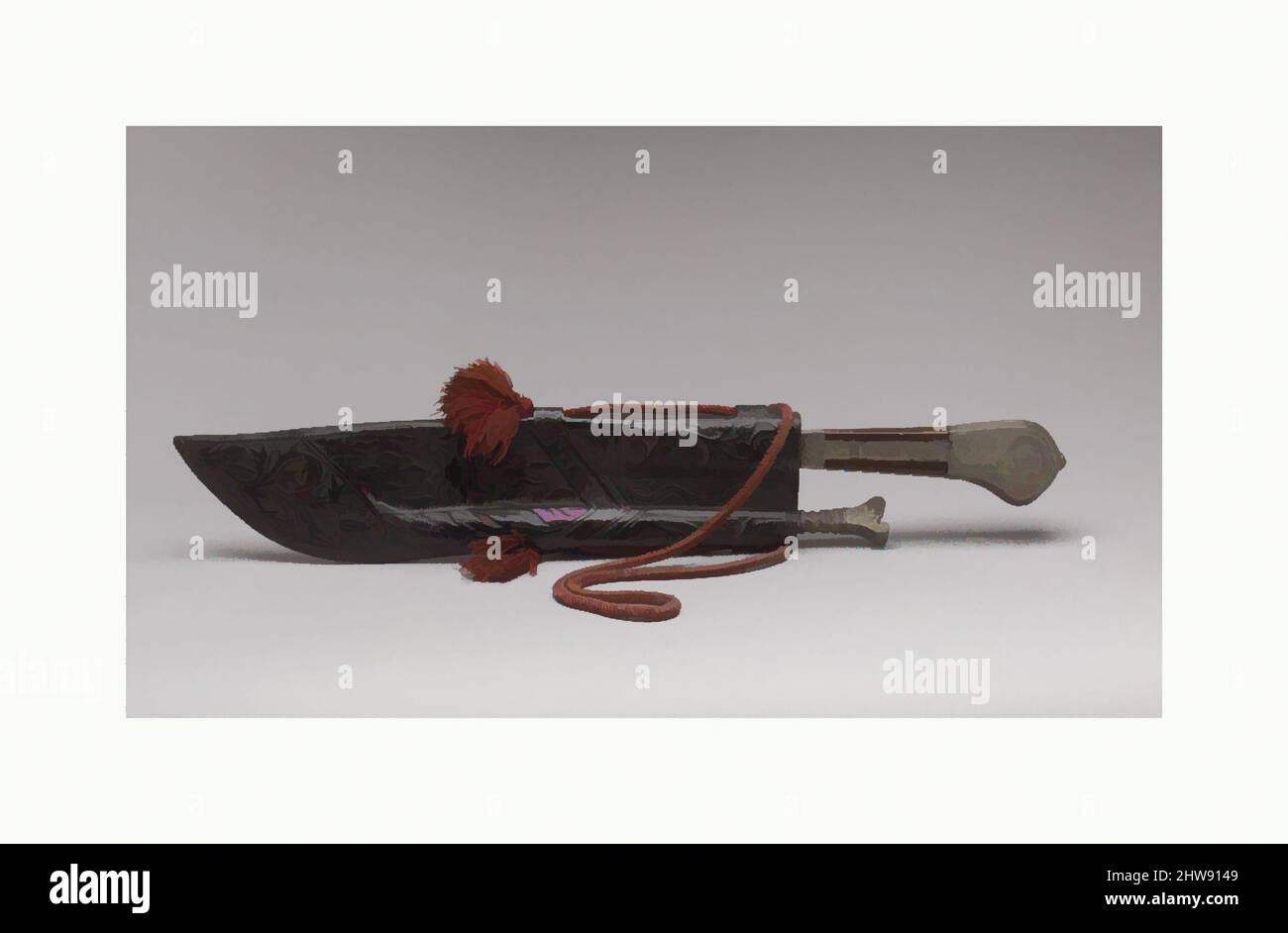 Kunst inspiriert von Hunting Knife, Sharpener und Sheath, ca. 1880–1900, hergestellt in Frankreich, französisch, Stahl, Holz, Silber vergoldet, champlevé emailliert, Sheath-Cuir bouilli (gewerketes Leder), rote Kordel, Overall (ohne ausgefahrene Kordel): 2 15/16 x 17 3/16 x 1 1/4 Zoll (7,5 x 43,6 x 3,2 cm), Lederarbeiten, Klassisches Werk, modernisiert von Artotop mit einem Schuss Modernität. Formen, Farbe und Wert, auffällige visuelle Wirkung auf Kunst. Emotionen durch Freiheit von Kunstwerken auf zeitgemäße Weise. Eine zeitlose Botschaft, die eine wild kreative neue Richtung verfolgt. Künstler, die sich dem digitalen Medium zuwenden und die Artotop NFT erschaffen Stockfoto