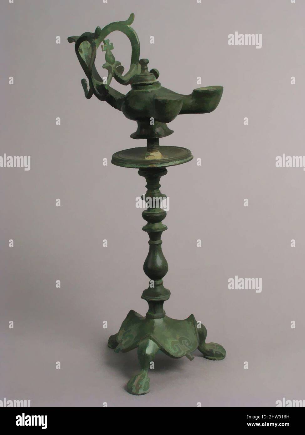 Kunst inspiriert durch Stehlampe mit Kreuz auf einem Pricket-Ständer, 5.. Jahrhundert, hergestellt in möglicherweise Syrien, byzantinisch, Kupferlegierung, insgesamt: 16 3/4 x 8 1/8 x 5 13/16 Zoll (42,6 x 20,7 x 14,7 cm), Metall-Kupfer-Legierung, Stehlampen mit Kreuzen verziert und auf Fußsockeln gestützt, wurden Classic Works von Artotop mit einem Schuss Moderne modernisiert. Formen, Farbe und Wert, auffällige visuelle Wirkung auf Kunst. Emotionen durch Freiheit von Kunstwerken auf zeitgemäße Weise. Eine zeitlose Botschaft, die eine wild kreative neue Richtung verfolgt. Künstler, die sich dem digitalen Medium zuwenden und die Artotop NFT erschaffen Stockfoto