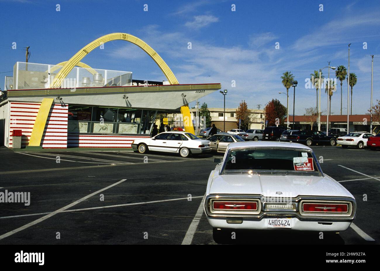 AMERIKANISCHE AUTOKULTUR das älteste Fast-Food-Restaurant Mc Donald in Service 1948 Downey California Stockfoto