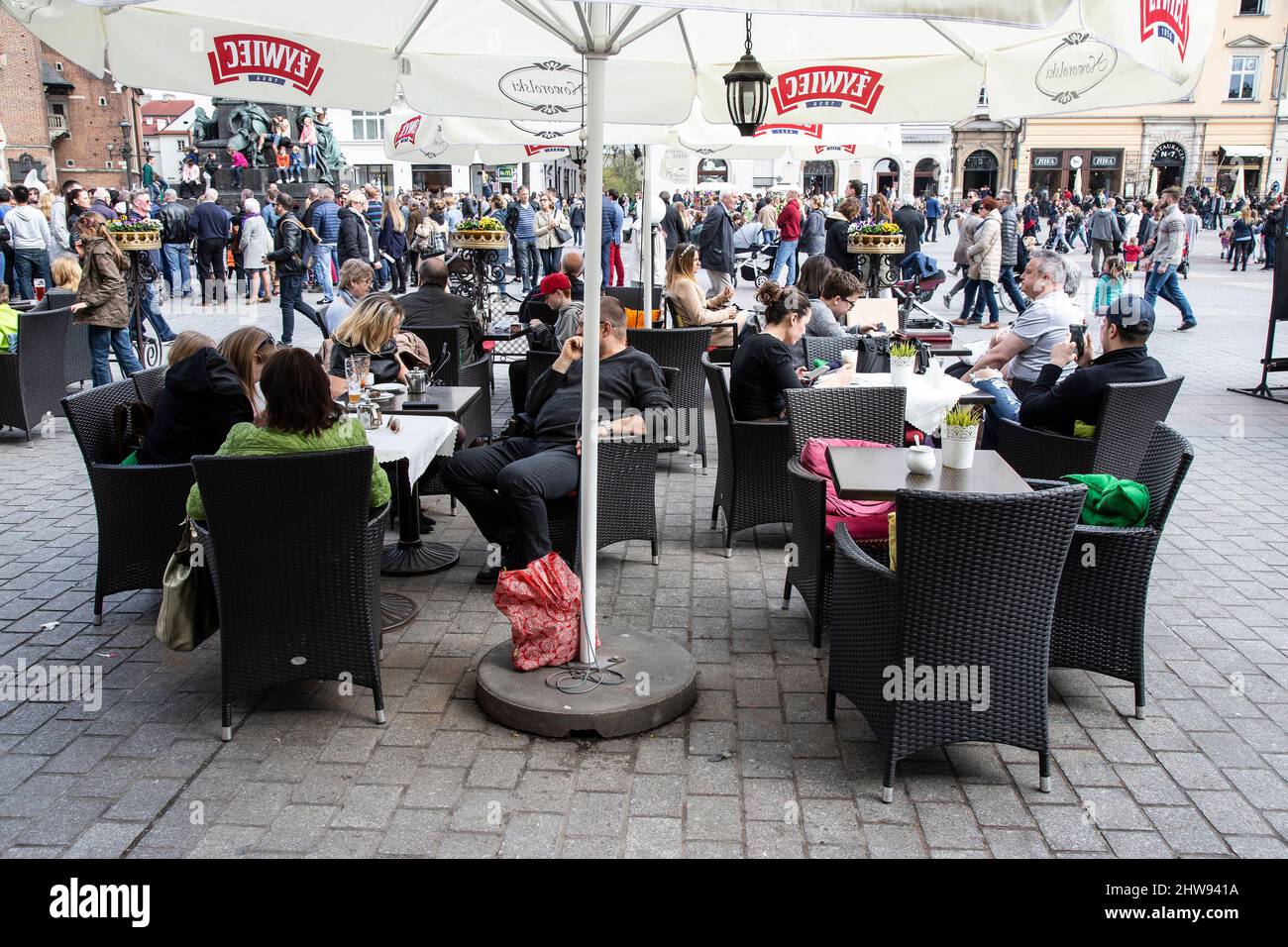 Touristen und Einwohner genießen am Markttag Essen und Trinken im Freien auf dem Krakauer Altstädter Ring, Polen Stockfoto