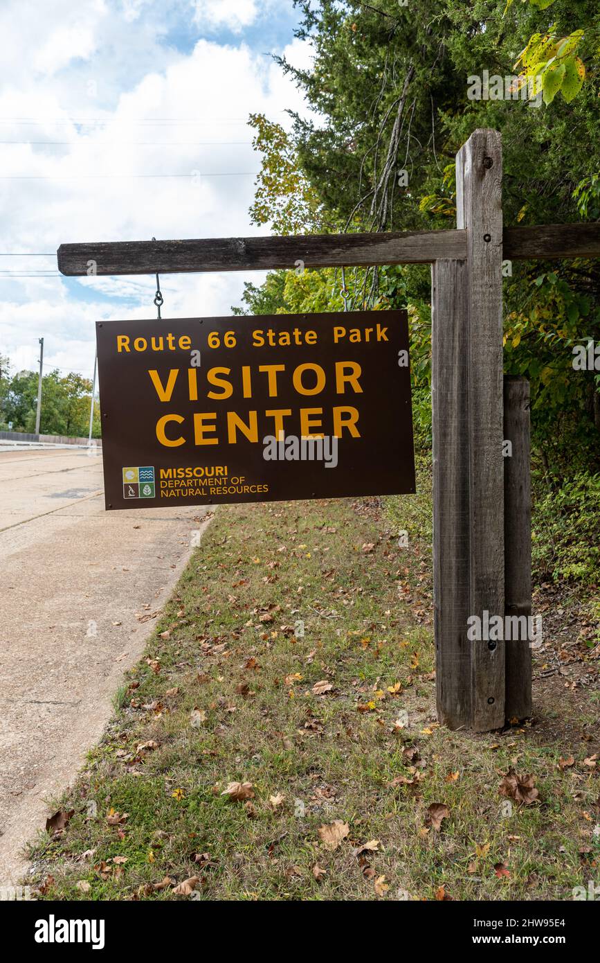 Ein braunes Straßenschild für das Route 66 State Park Visitor Center in Missouri. Stockfoto