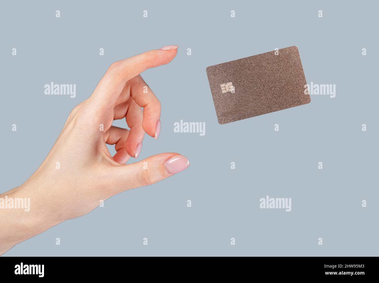 Frau Hand und schwebender Kreditkarte. Bankkarten für Einkäufe in Online-Shops. Hochwertige Fotos Stockfoto