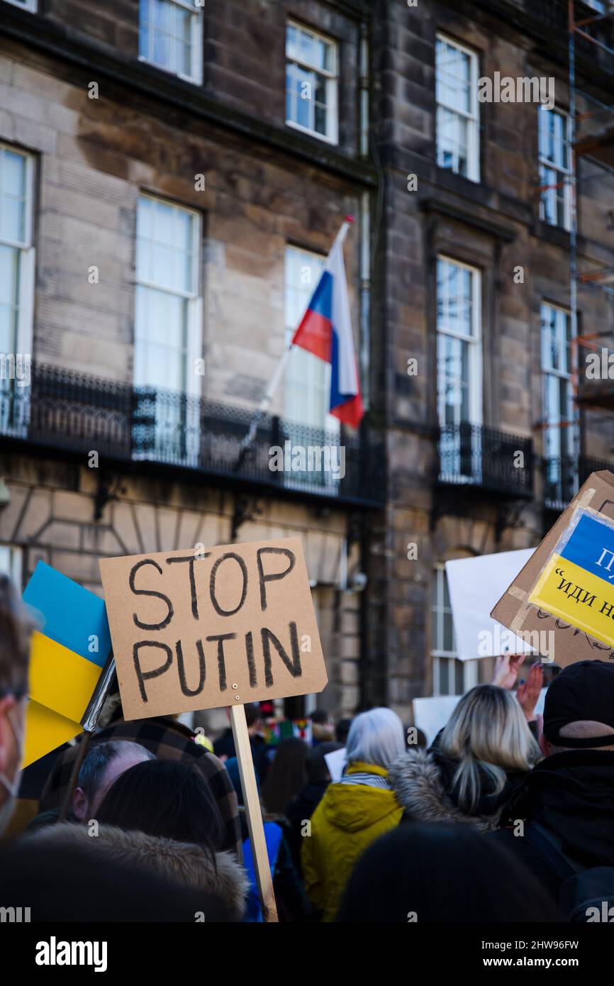 Demonstranten protestieren vor dem russischen Konsulat in Edinburgh gegen die russische Invasion der Ukraine und marschieren dann zum schottischen Parlament Stockfoto