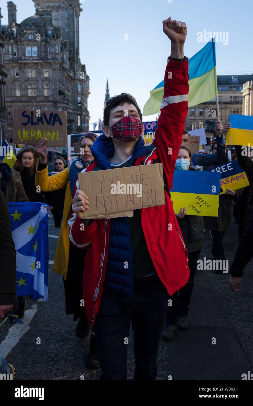 Demonstranten protestieren vor dem russischen Konsulat in Edinburgh gegen die russische Invasion der Ukraine und marschieren dann zum schottischen Parlament Stockfoto