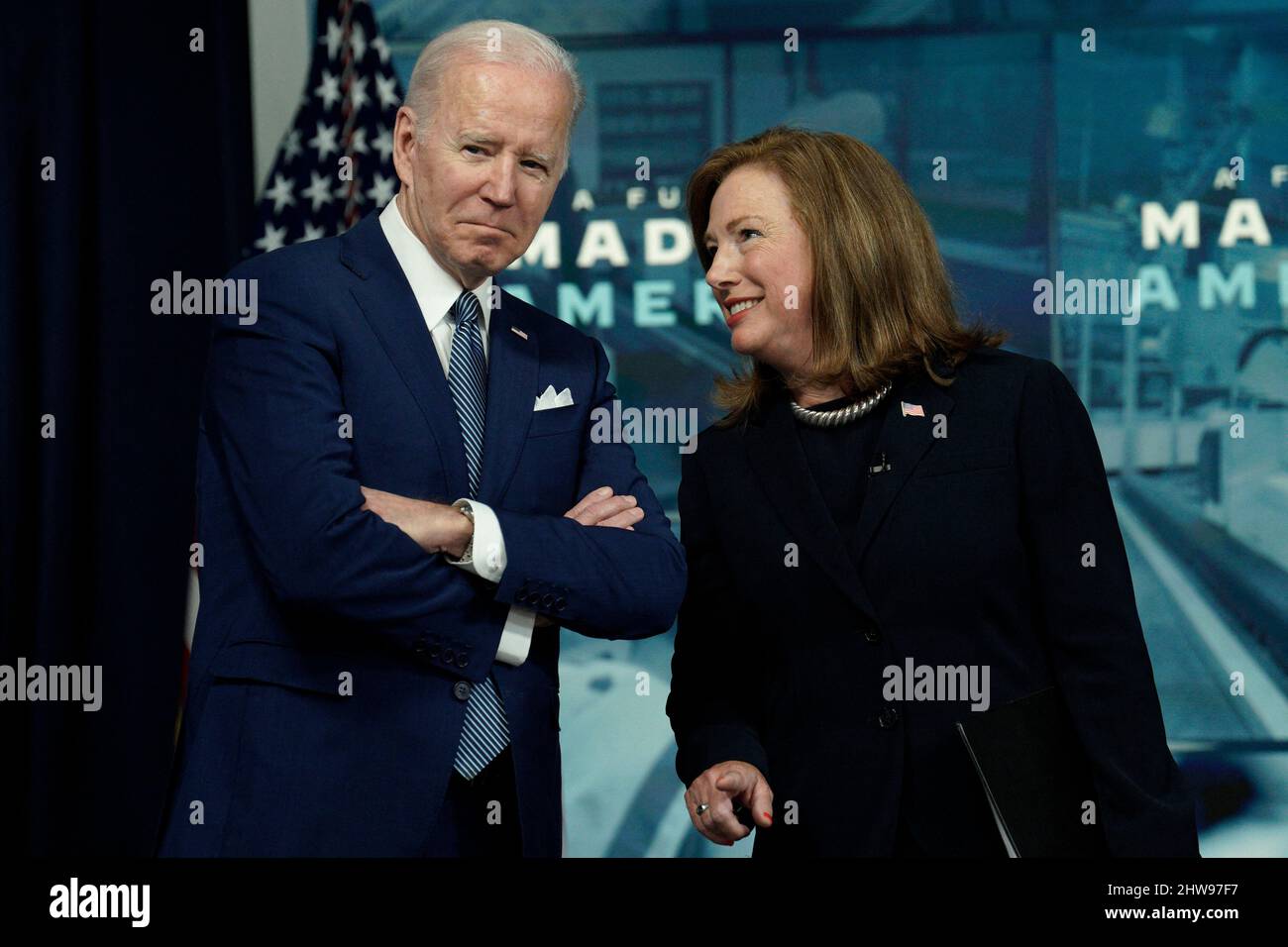 Washington DC, USA. 04. März 2022. US-Präsident Joe Biden hört sich Barbara Humpton, CEO von Siemens, an, bevor er am 4. März 2022 im South Court Auditorium im Weißen Haus in Washington eine Stellungnahme zu den in Amerika eingegangenen Verpflichtungen abgibt. Foto von Yuri Gripas/ABACAPRESS.COM Quelle: Abaca Press/Alamy Live News Stockfoto