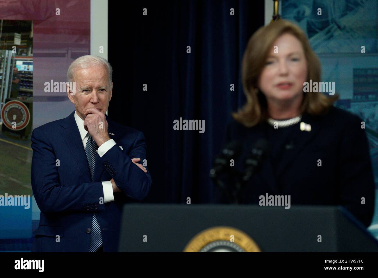 Washington DC, USA. 04. März 2022. US-Präsident Joe Biden hört sich Barbara Humpton, CEO von Siemens, an, bevor er am 4. März 2022 im South Court Auditorium im Weißen Haus in Washington eine Stellungnahme zu den in Amerika eingegangenen Verpflichtungen abgibt. Foto von Yuri Gripas/ABACAPRESS.COM Quelle: Abaca Press/Alamy Live News Stockfoto