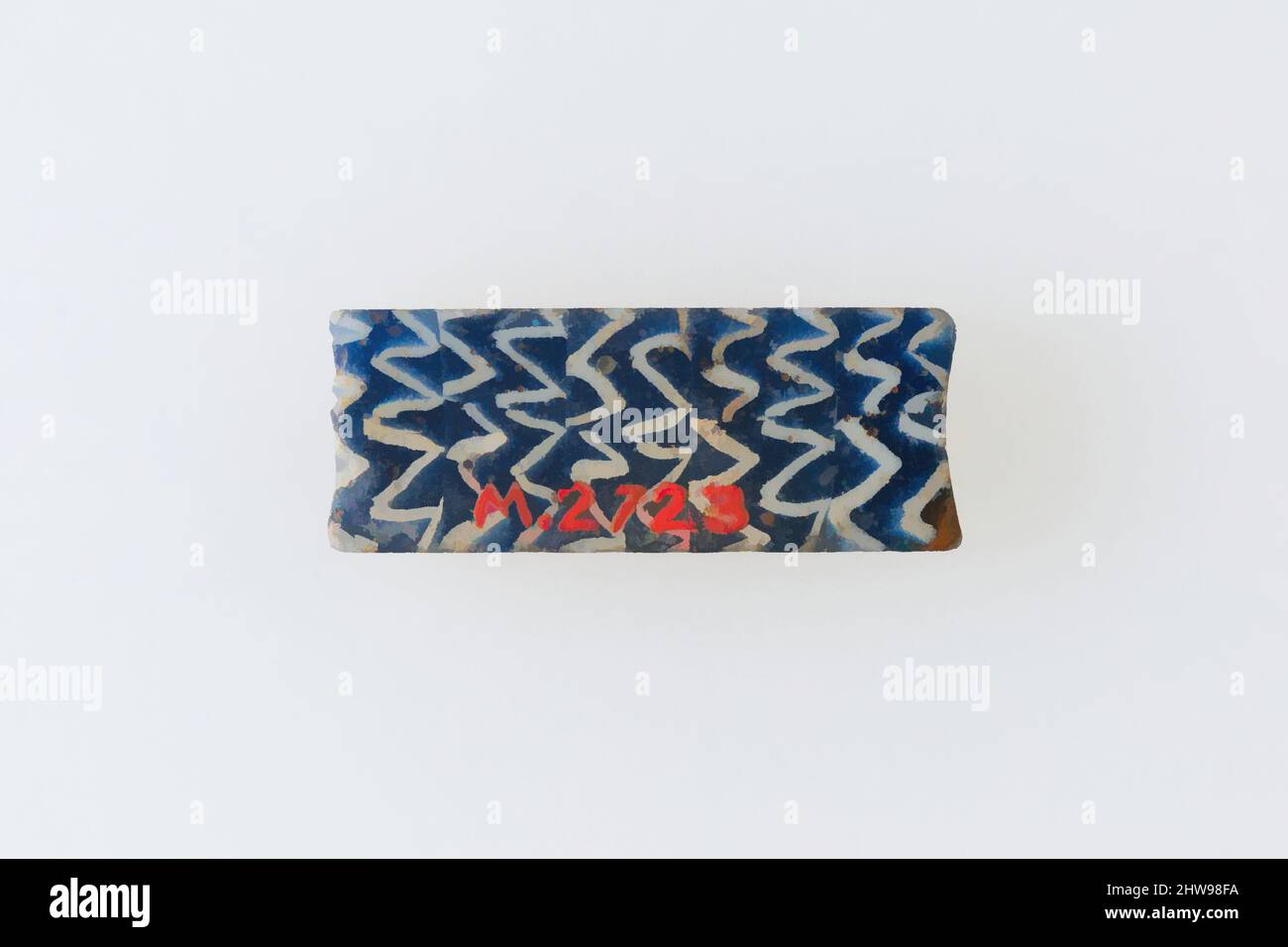 Kunst inspiriert von Inlay-Fragment, Reihen von Zickzacklinien, Ptolemäische Periode–Römische Periode, 200 v. Chr.–100 n. Chr., aus Ägypten, Glas, H. 0,9 × W. 2,2 cm (3/8 × 7/8 in.), Eine Mosaikglas-Technik ermöglicht die Schaffung von Vielfachen eines Bildes: Eine figürliche oder Design-Komposition wurde durch die Bündelung von farbigen, von Artotop modernisierten Classic Works mit einem Schuss Moderne geschaffen. Formen, Farbe und Wert, auffällige visuelle Wirkung auf Kunst. Emotionen durch Freiheit von Kunstwerken auf zeitgemäße Weise. Eine zeitlose Botschaft, die eine wild kreative neue Richtung verfolgt. Künstler, die sich dem digitalen Medium zuwenden und die Artotop NFT erschaffen Stockfoto