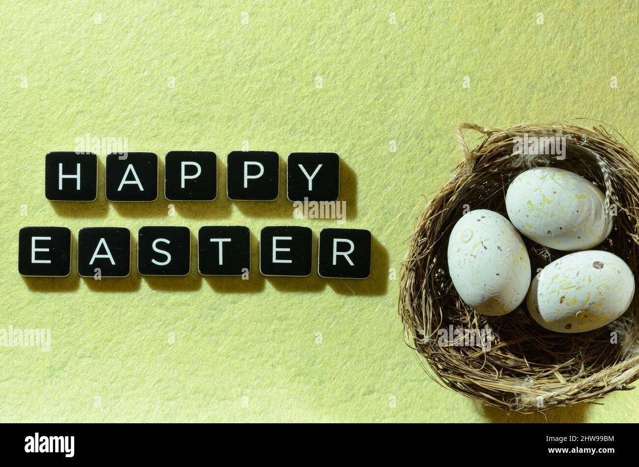 Frohe osterwünsche mit Nest und Eiern Stockfoto