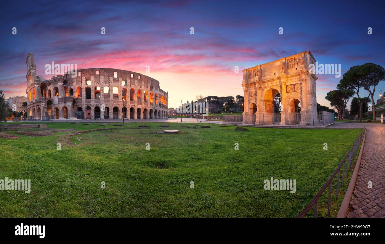 Kolosseum, Rom, Italien. Panoramabild des berühmten Kolosseums und des Konstantinsbogens in Rom, Italien bei schönem Sonnenaufgang. Stockfoto