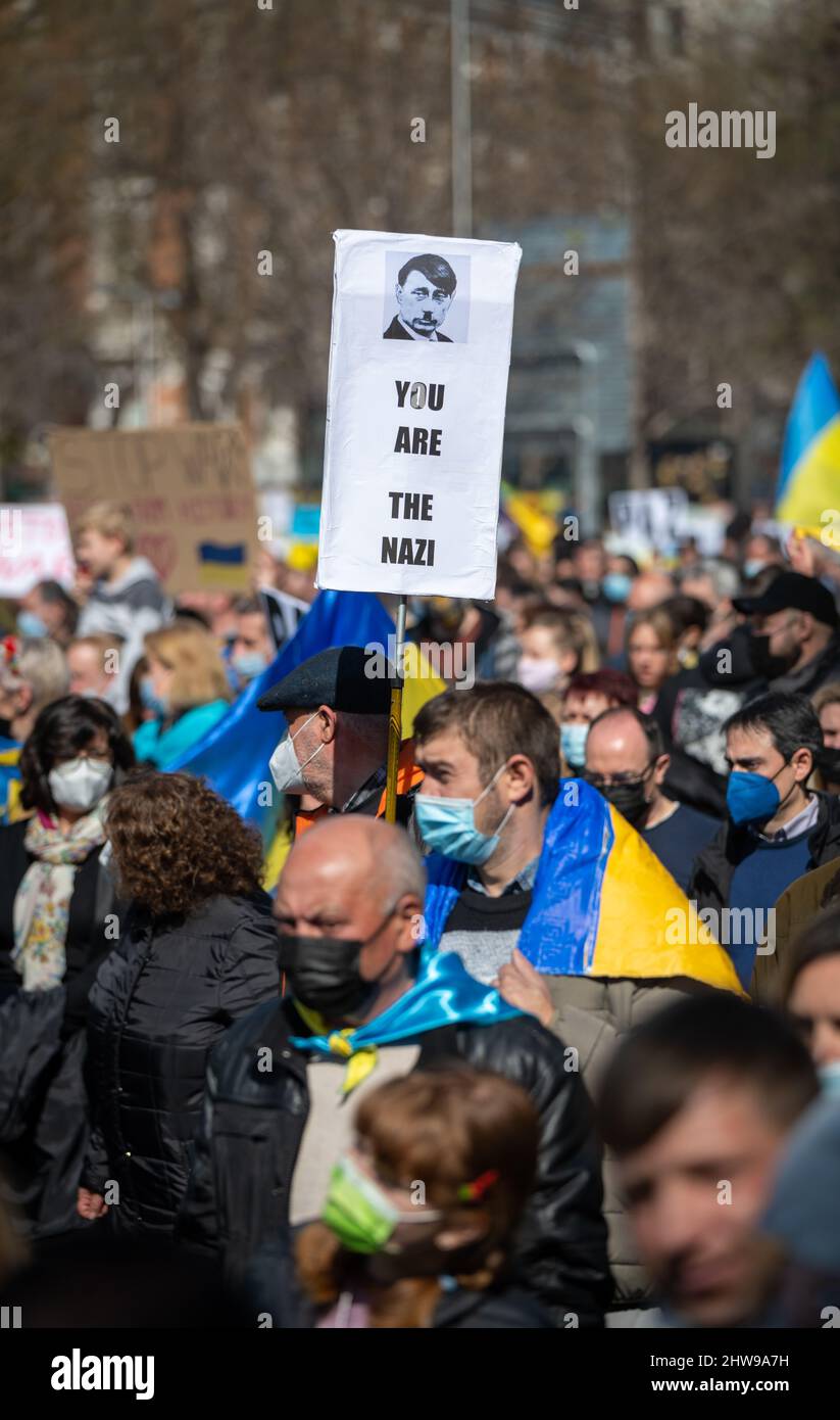 Tausende gehen in Madrid auf die Straßen, um sich solidarisch gegen die russische Invasion in der Ukraine zu zeigen 27.. Februar 2022. Paseo de Castellano, Madrid, S Stockfoto