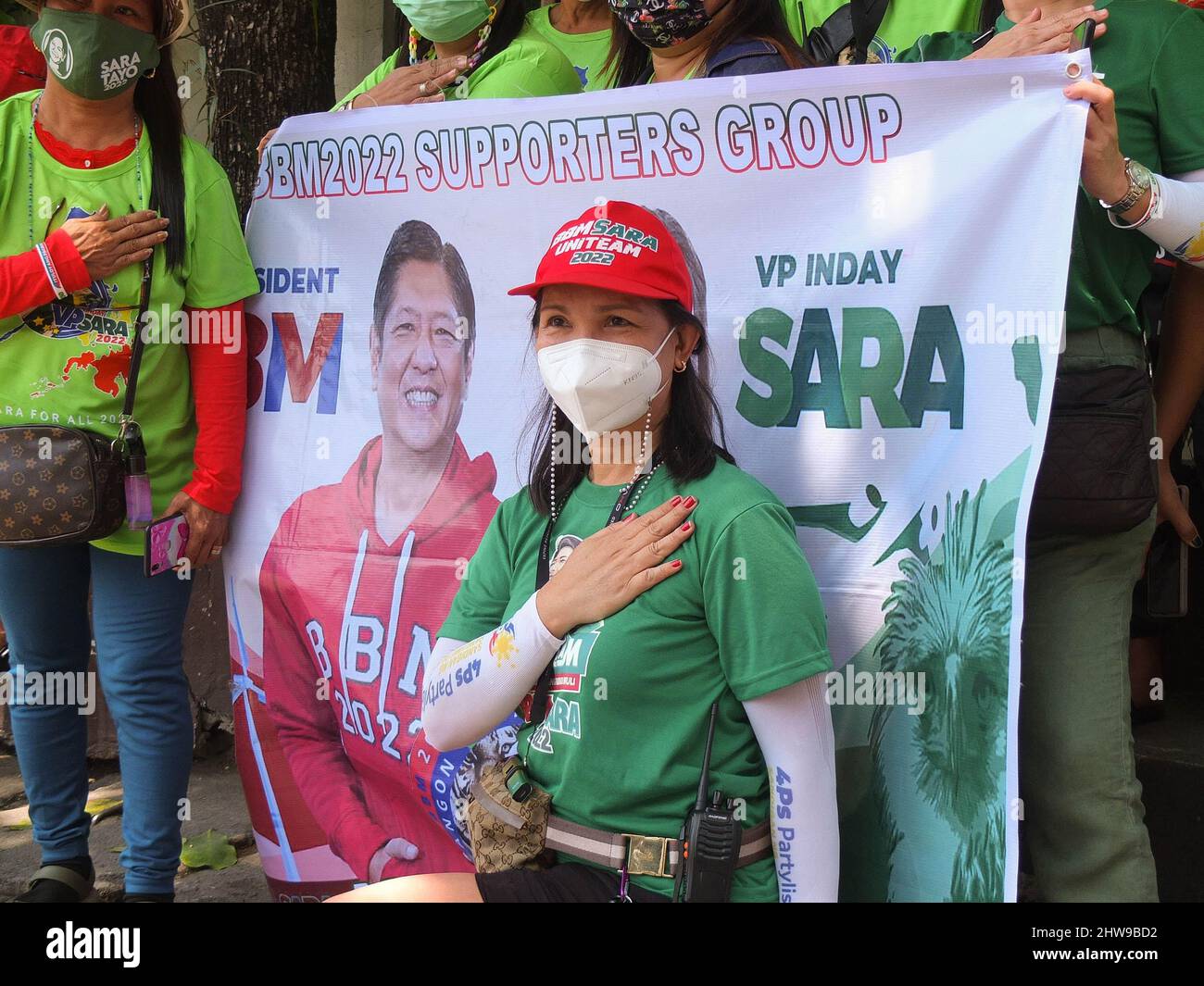 Ein Unterstützer posiert für Bilder hinter Bongbong Marcos Jr. und Sara Dutertes Kampagnenbanner. Die Tochter des Präsidenten und Sara Duterte-Carpio, Bürgermeisterin der Stadt Davao, besuchen Navotas. Es ist der nördliche Wahlkampf der Uniteam in Metro Manila. Der Vize-Präsidentschaftsanwärter war auch der Vorsitzende der Lakas-Christian Muslim Democrats (CMD) Partei. Ihr präsidialer Laufgefährte Ferdinand 'Bongbong' Marcos Jr. war wegen eines Wahlkampfes in der Provinz Sorsogon nicht anwesend. Stockfoto