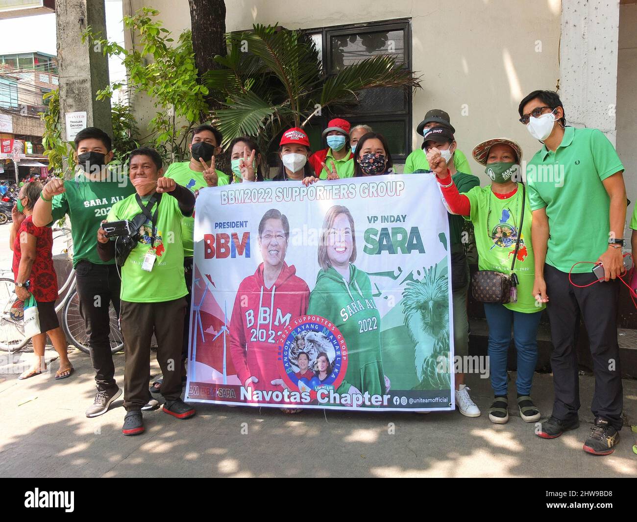 Unterstützer halten ein Kampagnenbanner für Ferdinand 'Bongbong' Marcos Jr. und Sara Duterte-Carpio. Die Tochter des Präsidenten und Sara Duterte-Carpio, Bürgermeisterin der Stadt Davao, besuchen Navotas. Es ist der nördliche Wahlkampf der Uniteam in Metro Manila. Der Vize-Präsidentschaftsanwärter war auch der Vorsitzende der Lakas-Christian Muslim Democrats (CMD) Partei. Ihr präsidialer Laufgefährte Ferdinand 'Bongbong' Marcos Jr. war wegen eines Wahlkampfes in der Provinz Sorsogon nicht anwesend. Stockfoto