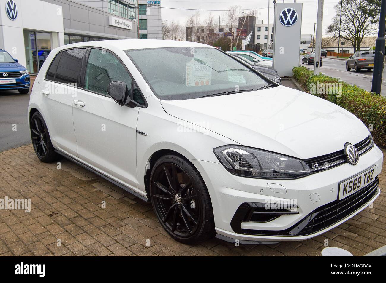 Slough, berkshire, Großbritannien. 4.. März 2022. Ein VW-Autosalon in Slough. Nach dem Einmarsch Russlands in die Ukraine haben viele Automobilhersteller ihre Produktion und ihren Vertrieb in Russland bis auf weiteres eingestellt, darunter auch der Volkswagen-Konzern. Quelle: Maureen McLean/Alamy Live News Stockfoto