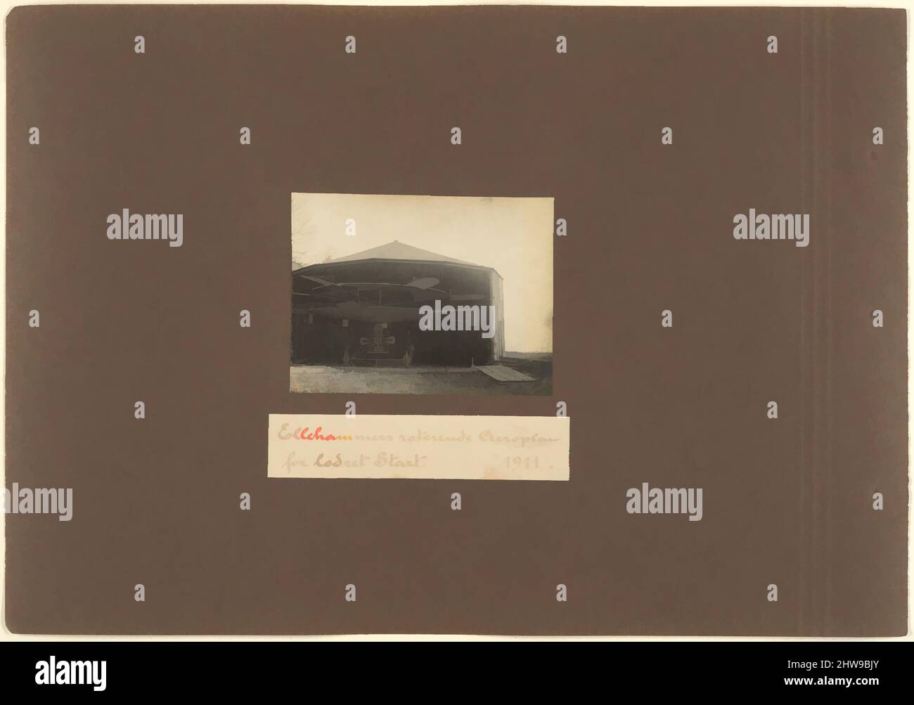 Kunst inspiriert von Ellehammers roterende Aeroplan für lodret Start. 1911., 1905–19, Silbergelatine-Drucke von Glasnegativen, Bild: 3 1/16 in. × 4 Zoll (7,8 × 10,1 cm), Fotografien, Jacob Christian Hansen Ellehammer (Dänisch, 1871–1946), Vilhelm Ellehammer (Dänisch), ohne die Wright zu kennen, Klassische Werke, die von Artotop mit einem Schuss Moderne modernisiert wurden. Formen, Farbe und Wert, auffällige visuelle Wirkung auf Kunst. Emotionen durch Freiheit von Kunstwerken auf zeitgemäße Weise. Eine zeitlose Botschaft, die eine wild kreative neue Richtung verfolgt. Künstler, die sich dem digitalen Medium zuwenden und die Artotop NFT erschaffen Stockfoto