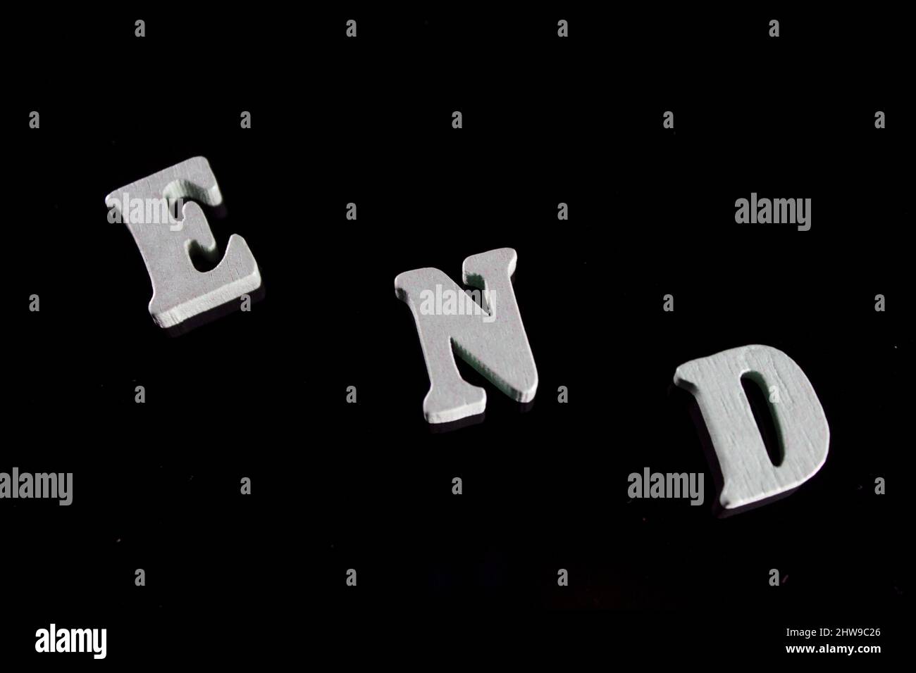 Ende 3D Buchstaben nostalgisches Wort, schwarz und weiß Stockfoto