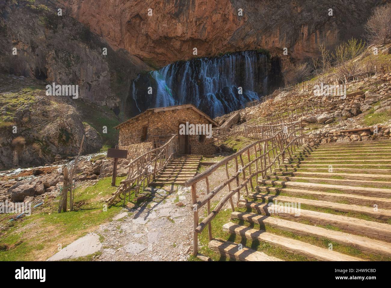 Einzigartige Kapuzbasi Wasserfälle im Aladaglar Nationalpark, Tuaruz Berge der Türkei im Frühling Stockfoto