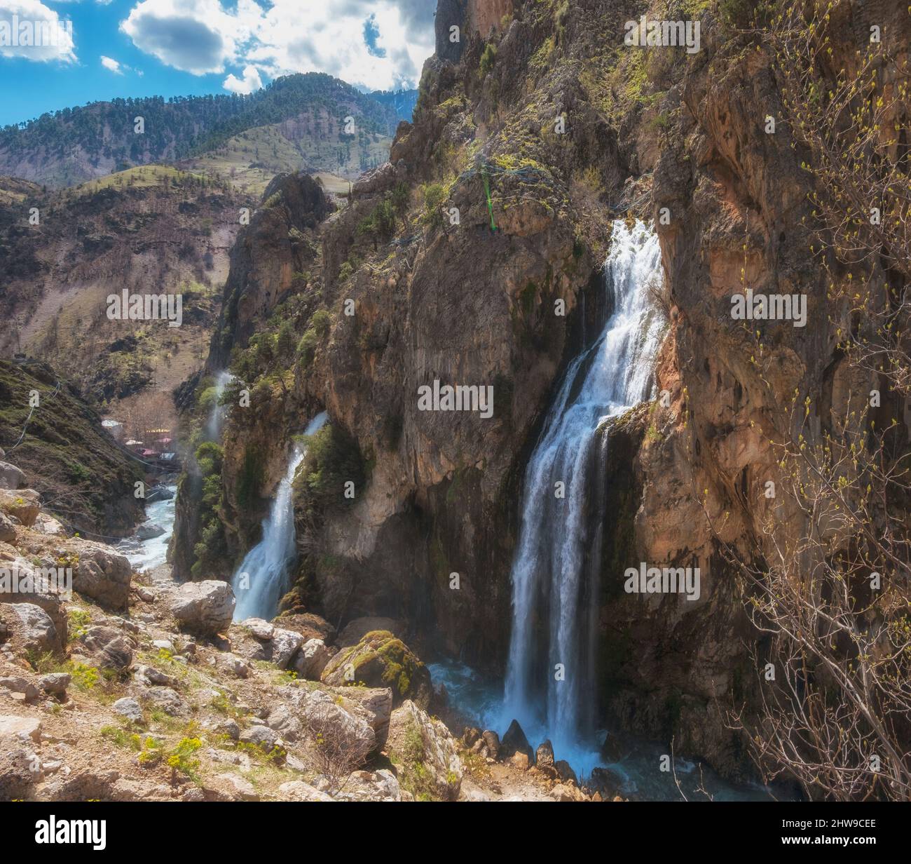 Kaskaden der einzigartigen Kapuzbasi Wasserfälle im Aladaglar Nationalpark, Tuaruz Gebirge in der Türkei Stockfoto