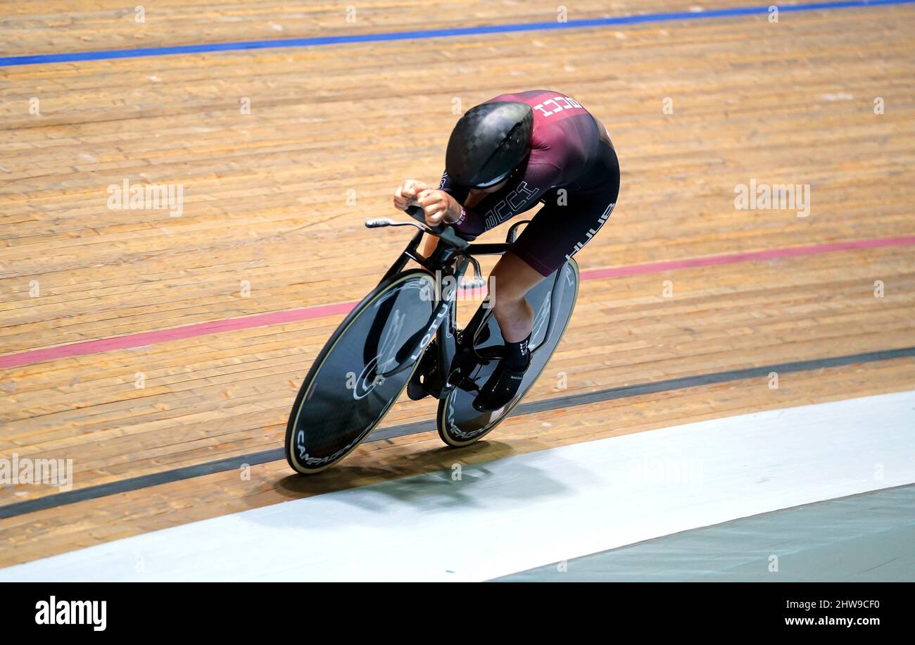 Neah Evans auf ihrem Weg zum Sieg beim Women’s 3000m Pursuit am zweiten Tag der HSBC UK National Track Championships im Geraint Thomas National Velodrome, Newport. Stockfoto