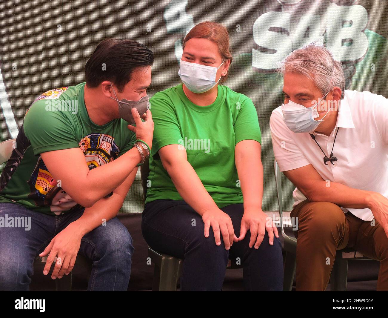 Navotas, Philippinen. 4. März 2022. (L-R) der Sprecher des Repräsentantenhauses, Lord Allan Velasco, die Bürgermeisterin der Stadt Davao, Sara Duterte-Carpio, und die Bürgermeisterin der Stadt Navotas, Toby Tiangco, werden diskutiert. Es ist der nördliche Wahlkampf der Uniteam in Metro Manila. Der Vize-Präsidentschaftsanwärter war auch der Vorsitzende der Lakas-Christian Muslim Democrats (CMD) Partei. Ihr präsidialer Laufgefährte Ferdinand ''Bongbong'' Marcos Jr. war wegen eines Wahlkampfes in der Provinz Sorsogon nicht anwesend. (Bild: © Stockfoto