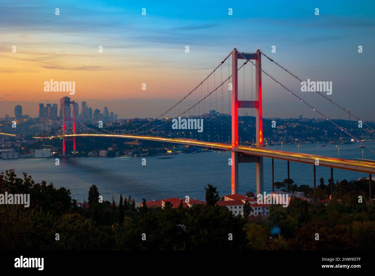 Blick auf Istanbul bei Sonnenuntergang. Bosphorusbrücke oder 15 temmuz sehitler koprusu in Istanbul. Reise in die Türkei Hintergrund. Lärm inklusive. Stockfoto