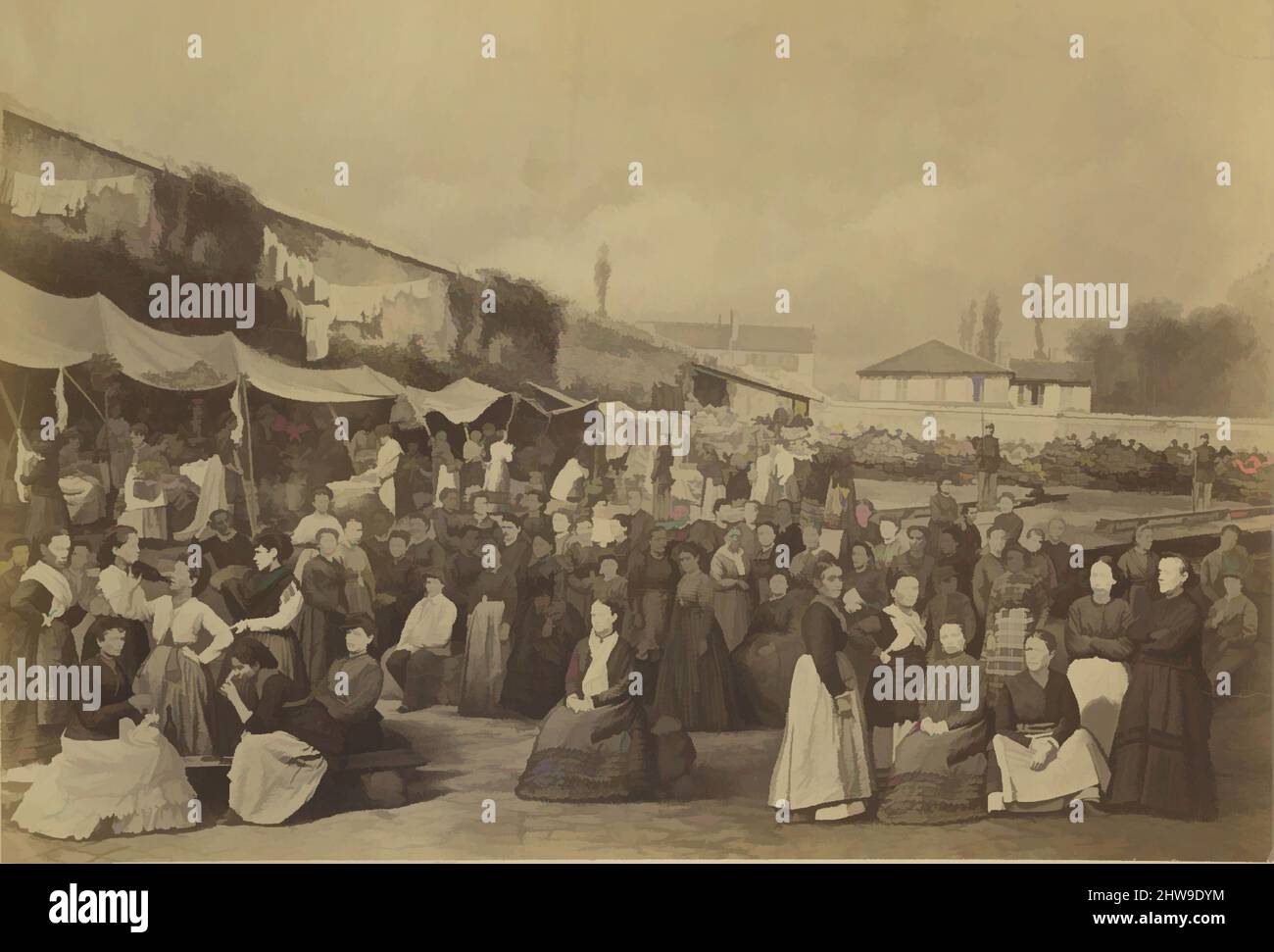 Kunst inspiriert von Prison des Chantiers, le 15 août 1871, Versailles, 1870–71, Albumsilberdruck aus Glasnegativ, Blatt: 36 x 46 cm (14 3/16 x 18 1/8 Zoll), Fotografien, Ernest Eugène Appert (Französisch, 1831–1891), nach der Niederlage Frankreichs im Französisch-Preußischen Krieg und dem Untergang der Werke, die von Artotop mit einem Schuss Moderne modernisiert wurden. Formen, Farbe und Wert, auffällige visuelle Wirkung auf Kunst. Emotionen durch Freiheit von Kunstwerken auf zeitgemäße Weise. Eine zeitlose Botschaft, die eine wild kreative neue Richtung verfolgt. Künstler, die sich dem digitalen Medium zuwenden und die Artotop NFT erschaffen Stockfoto