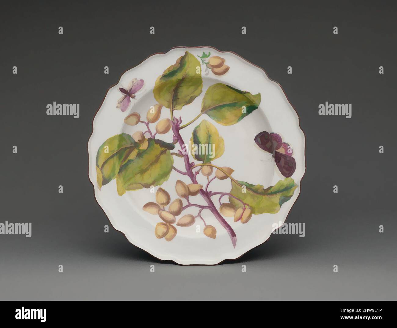 Kunst inspiriert von botanischem Teller mit Spray von fruchtierender indischer Bohne, ca. 1755, Großbritannien, Chelsea, Weichporzellan, insgesamt (bestätigt): 1 9/16 × 9 1/8 × 9 1/8 Zoll, 1 lb. (4 × 23,2 × 23,2 cm, 0,5 kg), Keramik-Porzellan, Chelsea Porzellan Manufaktur (British, 1745–1784, Red, Classic Works modernisiert von Artotop mit einem Schuss Moderne. Formen, Farbe und Wert, auffällige visuelle Wirkung auf Kunst. Emotionen durch Freiheit von Kunstwerken auf zeitgemäße Weise. Eine zeitlose Botschaft, die eine wild kreative neue Richtung verfolgt. Künstler, die sich dem digitalen Medium zuwenden und die Artotop NFT erschaffen Stockfoto