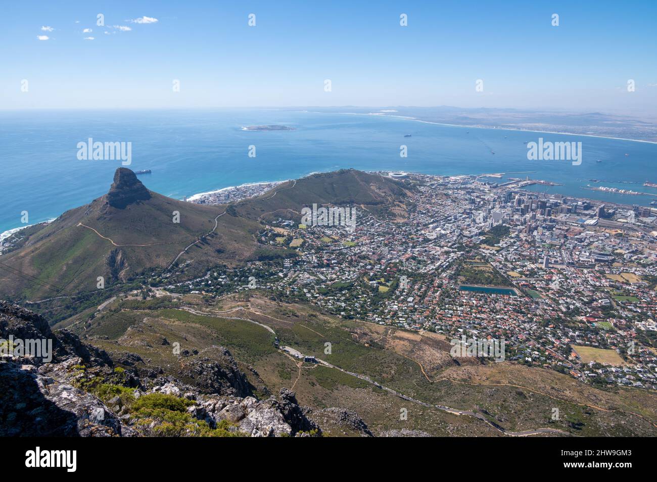 Blick vom Tafelberg auf Kapstadt in Südafrika mit Lions Head und Signal Hill Stockfoto