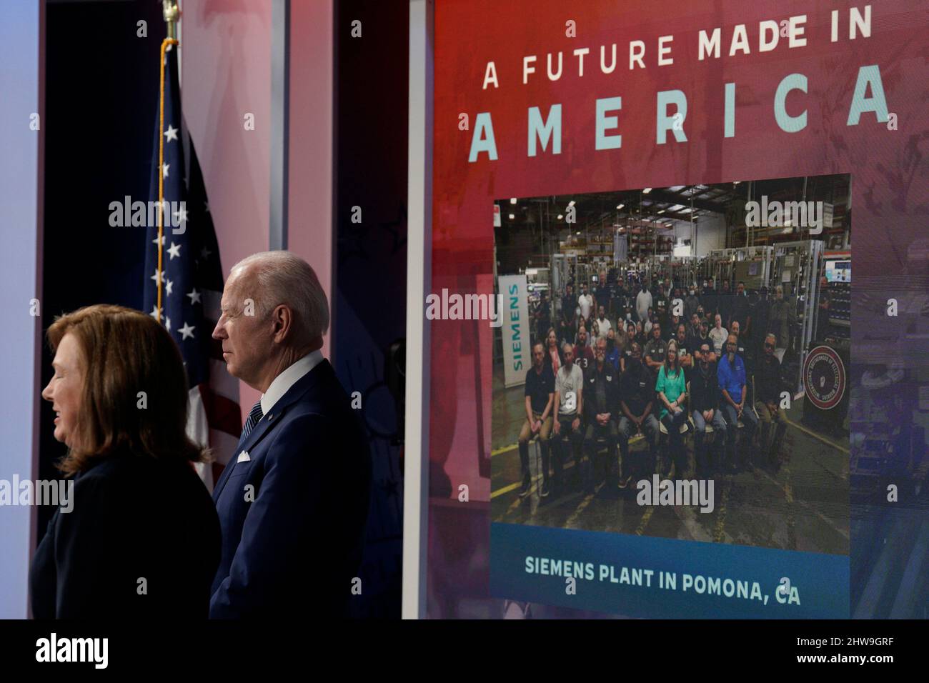 Der US-Präsident Joe Biden und Barbara Humpton, CEO von Siemens, warten darauf, am 4. März 2022 im South Court Auditorium im Weißen Haus in Washington die in Amerika eingegangenen Verpflichtungen zu übermitteln. Kredit: Yuri Gripas/Pool über CNP Stockfoto