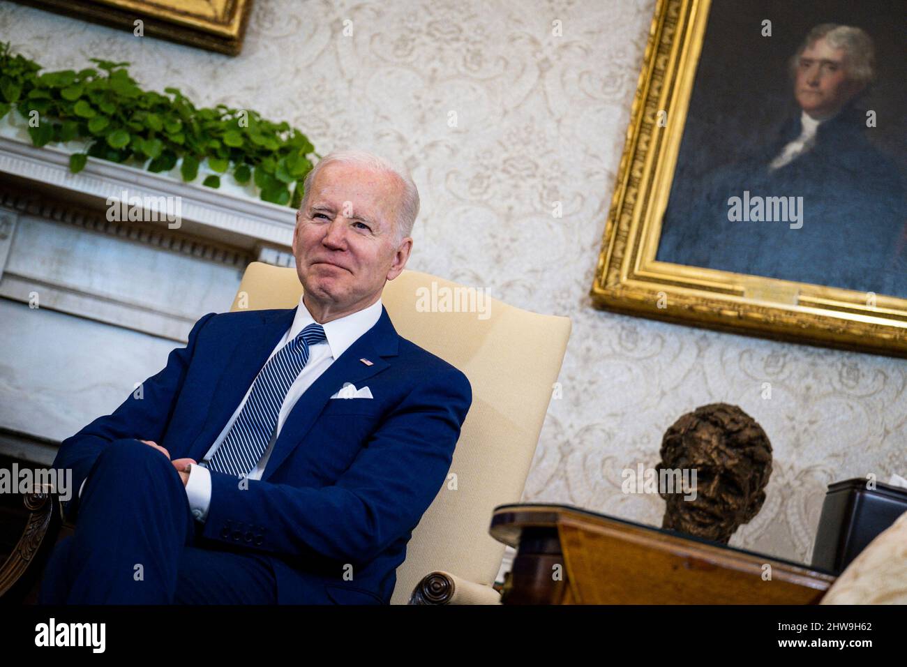 Präsident Joe Biden nimmt an einem bilateralen Treffen mit seiner Exzellenz Sauli Niinistö, dem Präsidenten der Republik Finnland, Teil und setzt ihre Gespräche über die Intensivierung der bilateralen Beziehungen im Oval Office im Weißen Haus in Washington, D.C., am Freitag, dem 4. März 2022 fort. (Foto von Pete Marovich für die New York Times) Stockfoto