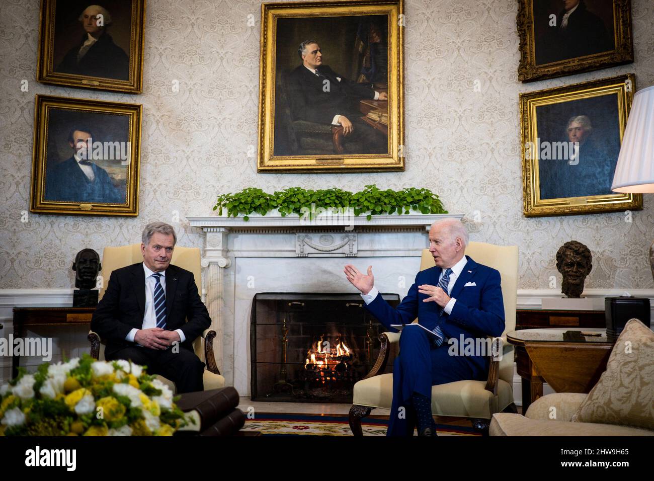 Präsident Joe Biden nimmt an einem bilateralen Treffen mit seiner Exzellenz Sauli Niinistö, dem Präsidenten der Republik Finnland, Teil und setzt ihre Gespräche über die Intensivierung der bilateralen Beziehungen im Oval Office im Weißen Haus in Washington, D.C., am Freitag, dem 4. März 2022 fort. (Foto von Pete Marovich für die New York Times) Stockfoto