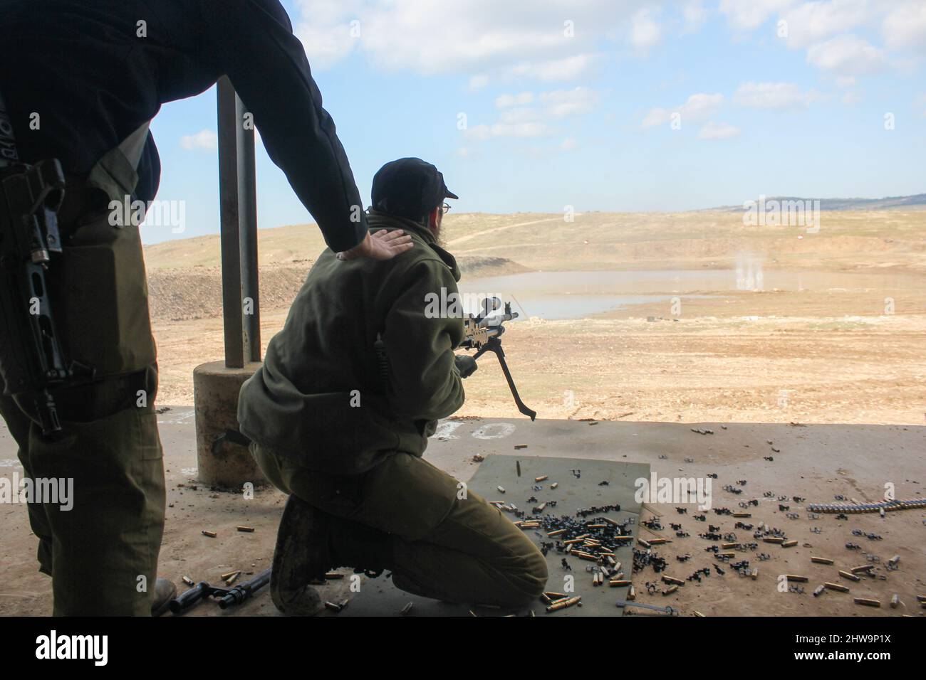 Ein Soldat feuert ein Maschinengewehr hohe Qualität Stockfoto