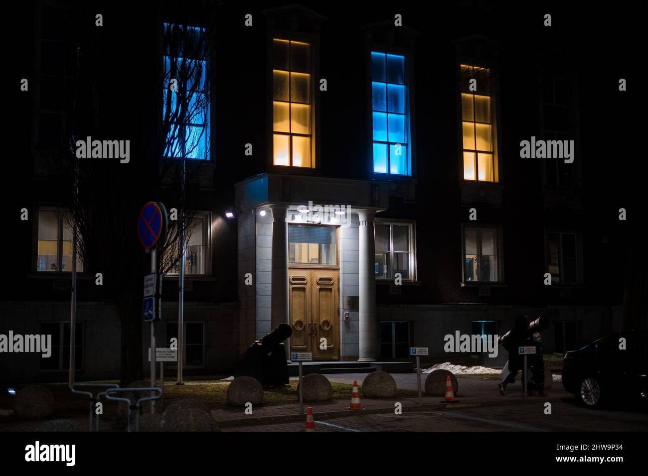 Gebäude des estnischen Verteidigungsministeriums in der Nacht in ukrainischen Flaggen-Farben. Verteidigungsministerium Stockfoto