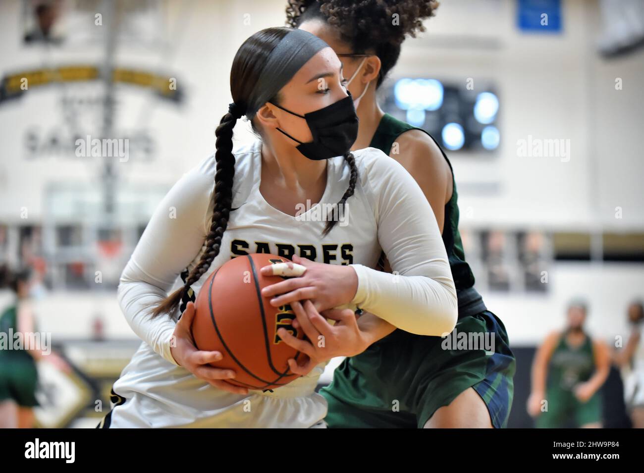 USA. Nachdem ein Spieler einen Rebound gesichert hatte, suchte er nach einem Ausstieg entlang der Grundlinie und nach einer Entlastung von der Anwesenheit eines Gegners. Stockfoto