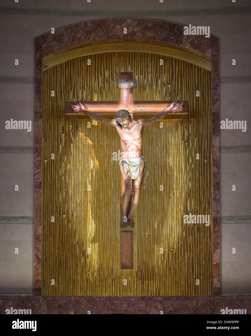 Kruzifix über dem Altar der Co-Cathedral of the Sacred Heart am 1111 St. Joseph Pkwy in Houston, Texas Stockfoto
