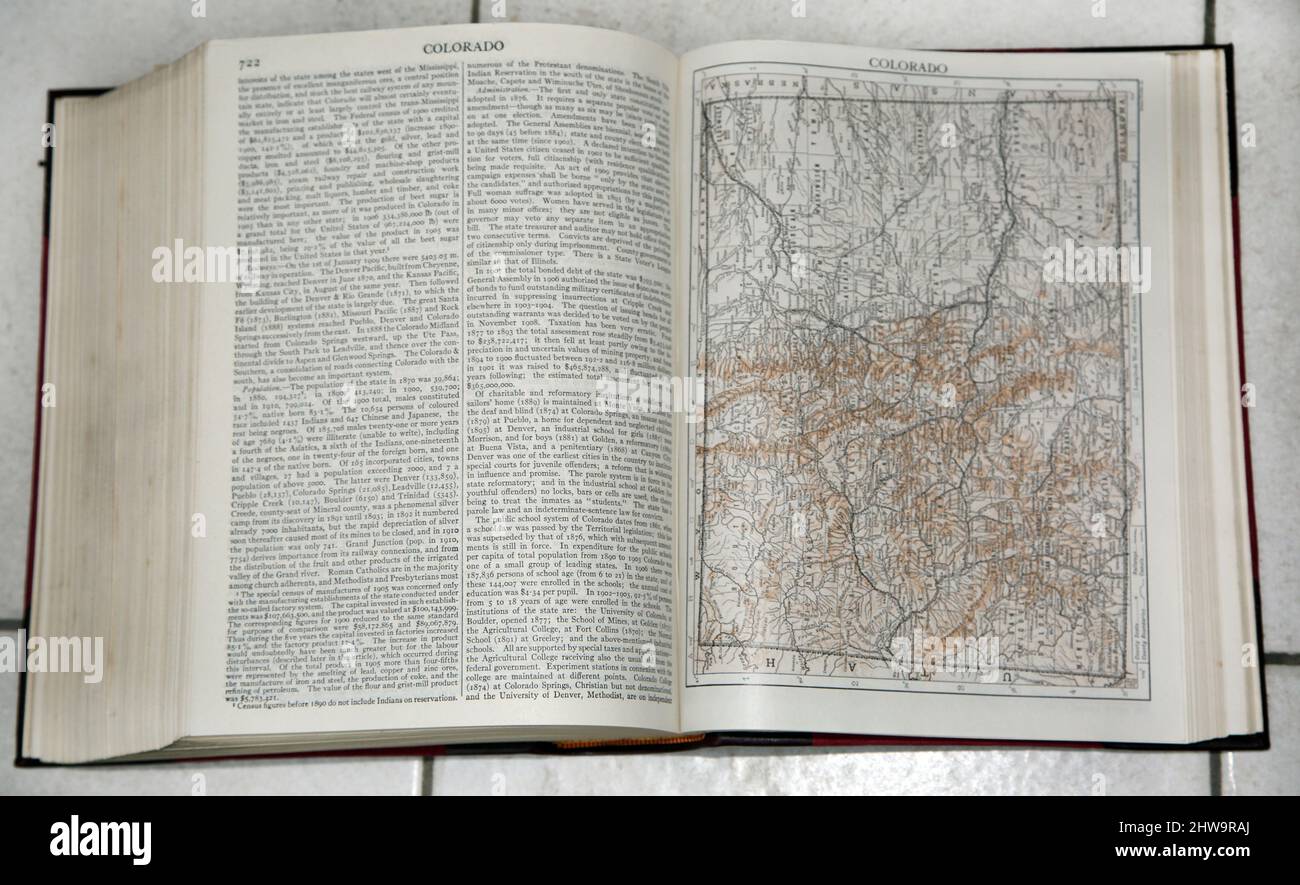 Leather Bound Encyclopedia Britannica 11. Edition zeigt Karte des Staates Colorado Stockfoto