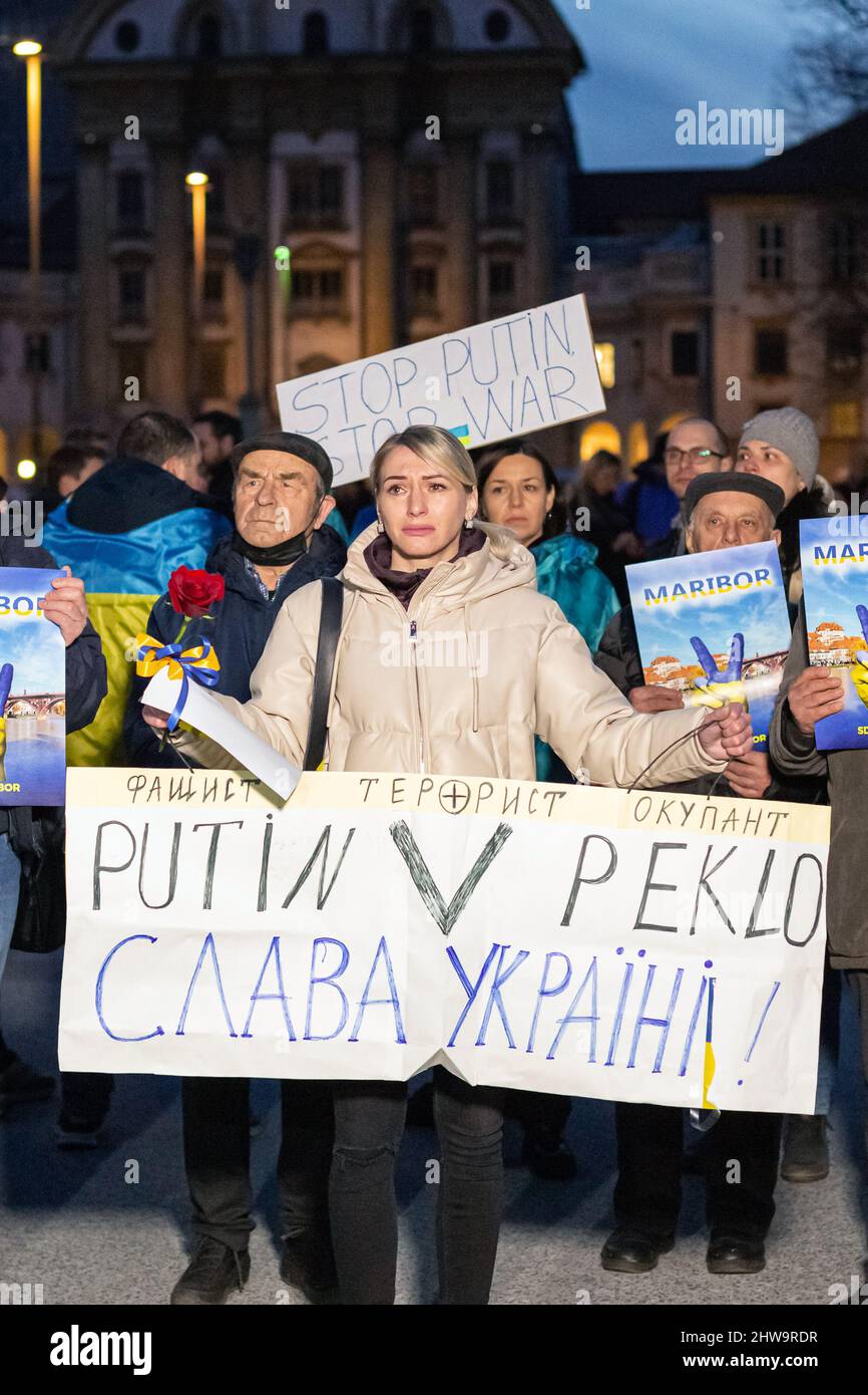 Slowenien, Ljubljana - 2 2022. März: Weinende Frau demonstriert nach der russischen Invasion gegen den Krieg in der Ukraine. Stockfoto