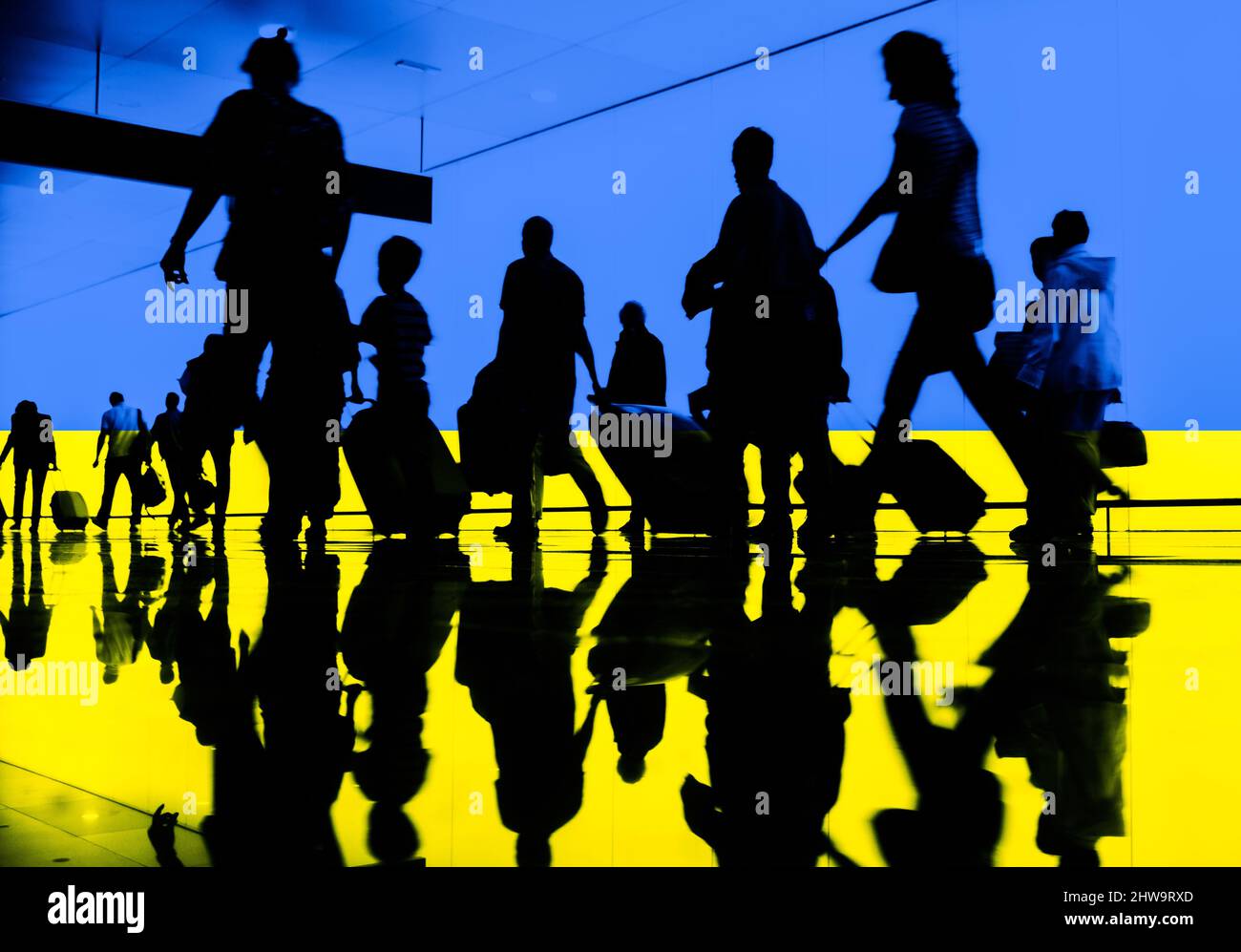 Die Menschen und die Kinder mit den Koffern, die Flagge der Ukraine überdeckt. Russland Ukraine Konflikt Krieg, Flüchtlinge, EU, Grenzkontrolle, russische Sanktionen Konzept. Stockfoto