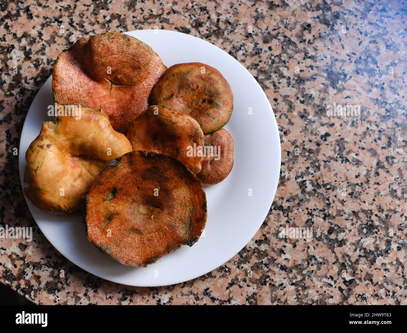 Pilzplatte auf einer Marmoroberfläche Stockfoto