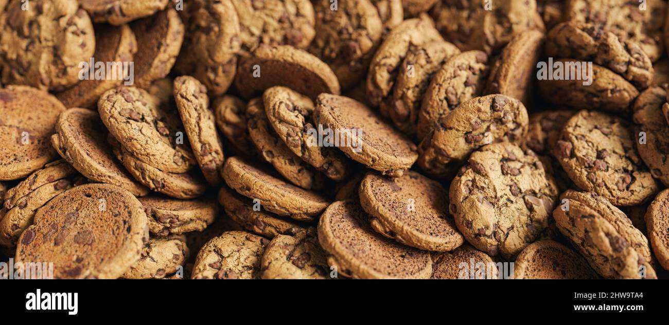 Haufen frisch gebackene Plätzchen mit Schokoladenstückchen Stockfoto