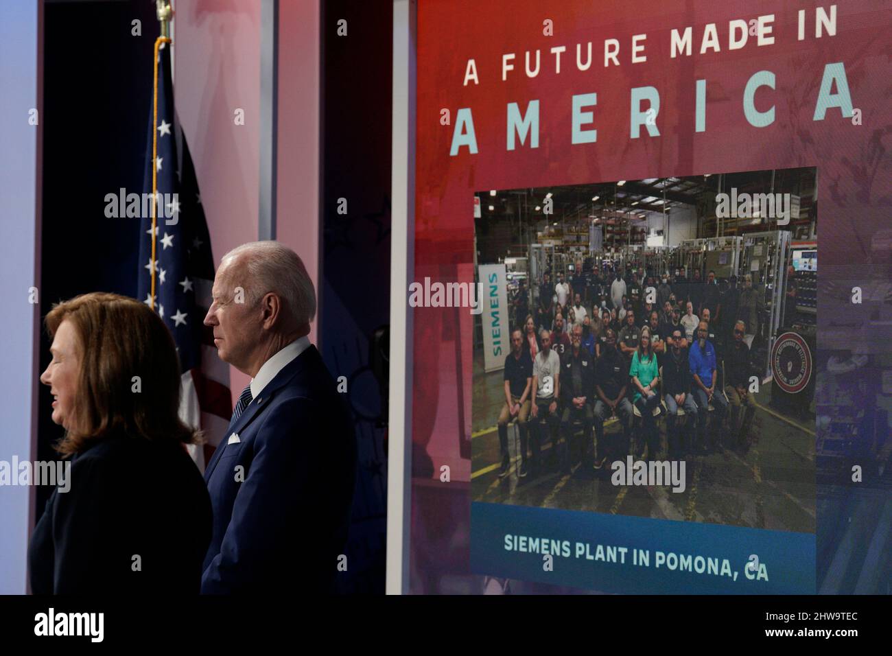 Der US-Präsident Joe Biden und Barbara Humpton, CEO von Siemens, warten darauf, am 4. März 2022 im South Court Auditorium im Weißen Haus in Washington die in Amerika eingegangenen Verpflichtungen zu übermitteln. Quelle: Yuri Gripas/Pool via CNP /MediaPunch Stockfoto